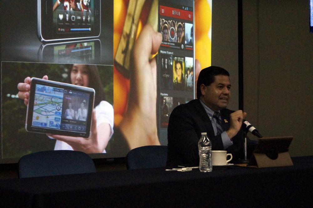 CUSur_UdeG's tweet photo. Internet, el protagonista de la convergencia mediática: @Gabriel_TorresE en la @fecyt_cusur http://t.co/aX6owLmWLI http://t.co/ZXO3AYhSsV
