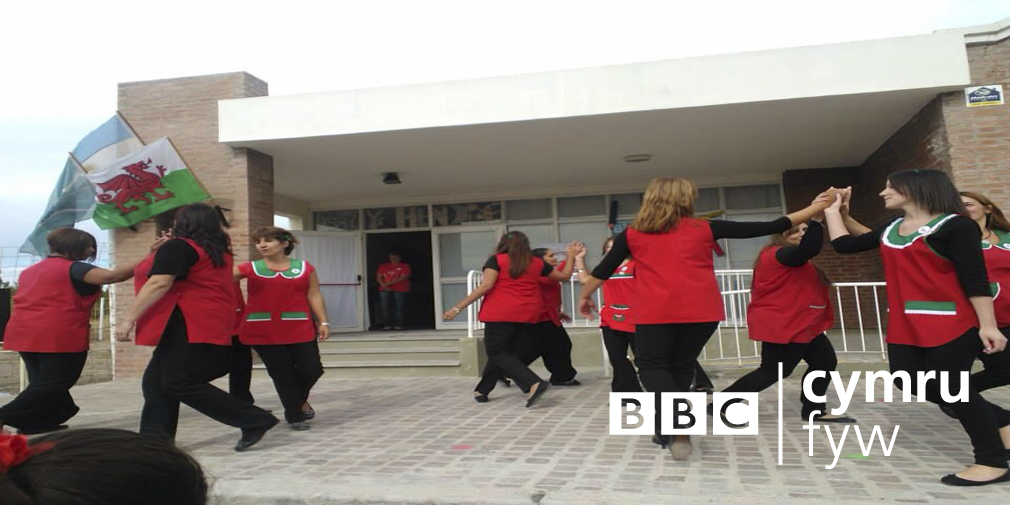 BBCCymruFyw's tweet photo. Dysgu Cymraeg i blant #ywladfa @sioned_jones yn Nhrelew #patagonia2014 #CymruFyw http://t.co/1kFcZ0aaeM http://t.co/yYCP853kXm