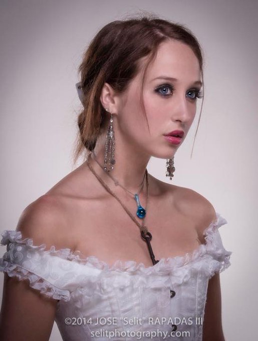 Photos from my shoot with SelitPhotography http://t.co/q3Sc1Y7Xby<a href="/tag/gamer"class="tags"><span>#gamer</span></a><a href="/tag/gamergirl"class="tags"><span>#gamergirl</span></a><a href="/tag/gilded"class="tags"><span>#gilded</span></a><a href="/tag/destiny2"class="tags"><span>#destiny2</span></a>