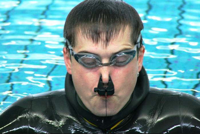 Мировой рекорд без воды. Петер колат. Задержать дыхание под водой. Рекорд по задержке дыхания. Мировой рекорд по задерживанию дыхания под водой.