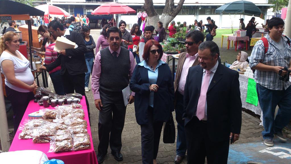 fecyt_cusur's tweet photo. @Marisolschulz Directora de @FILGuadalajara recorrió los pasillos de #FECYT2014 antes de iniciar su ponencia http://t.co/vTw5TmBxrN