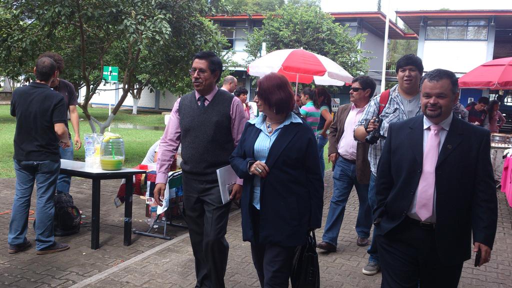 fecyt_cusur's tweet photo. @Marisolschulz Directora de @FILGuadalajara recorrió los pasillos de #FECYT2014 antes de iniciar su ponencia http://t.co/vTw5TmBxrN