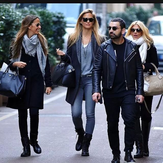 TomPowa's tweet photo. @TPMPofficiel @CamilleCombal ce ne serait pas @Cyrilhanouna qui accompagne @BarRefaeli ?? http://t.co/Jz0HzIdCrb
