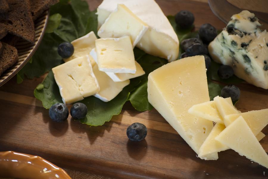 brownpaperla's tweet photo. #cheese and #berries = #thebest #appetizers #healthy #fresh http://t.co/DVOB3kUvRK