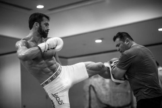 Luke Rockhold тренира заедно с Volkan Oezdemir преди UFC 220