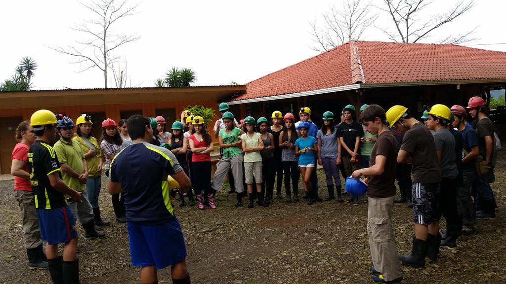 ProfeKeren's tweet photo. En Venado de San Carlos, ingresando a las cavernas "Gabinarraca". @SEKCosta_Rica http://t.co/YUTve3nvlK