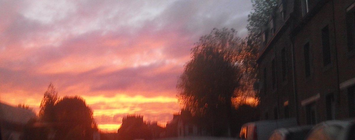 chloe_triskell's tweet photo. 8 heures 10, un ciel de feu, spectacle sublime. http://t.co/fvgXcupbWe