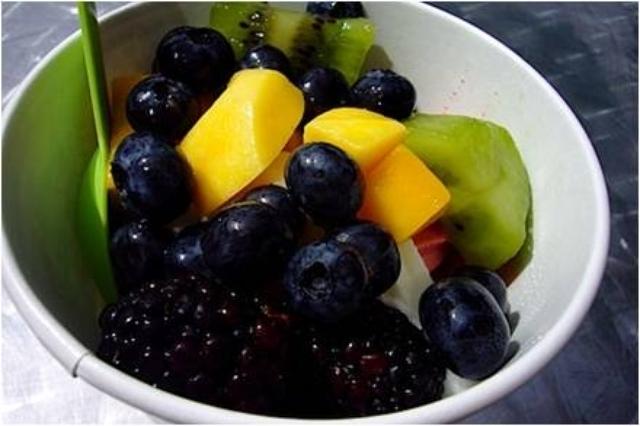 YLGardena's tweet image. Who's craving fresh fruit and froyo on this hot November day? #socalheat #refreshme #timeforfroyo