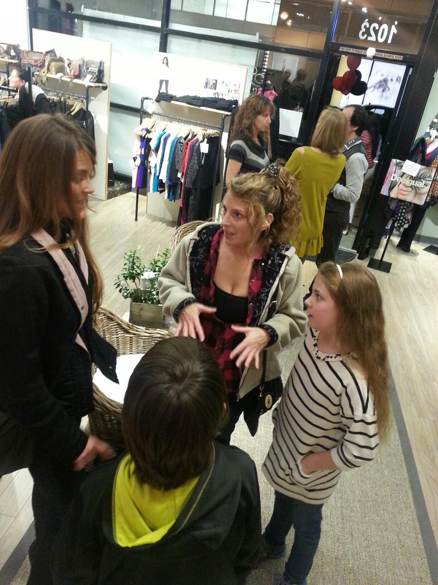 compscipro's tweet photo. First Thursday with Grace Holland, Stacey Hart, and many more at FlairWalk. http://t.co/a2ZbjLCKeQ