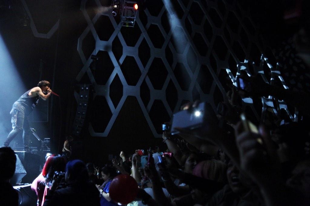 El_Plaza_'s tweet photo. "Son el mejor público del mundo" @ONEOKROCK_japan desde #ElPlaza http://t.co/6CD6e9H5Hn
