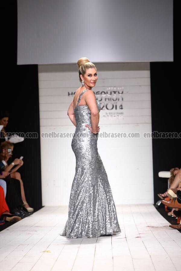 FeliciaMActriz's tweet photo. Aquí les dejo una fotito de anoche en #MHBF2014 #leonardorocco #roccodonna #vivemejor vestida de @RositaHurtado 😘 http://t.co/PqCk8t2h6C