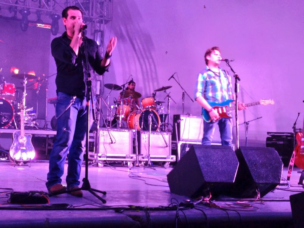 mochisonline's tweet photo. @somosrodeo Nos acaba de interpretar "Moda Funker Radio" y después una rolita "Todo va a estar bien" #FJS2014 http://t.co/96RkqISY7F