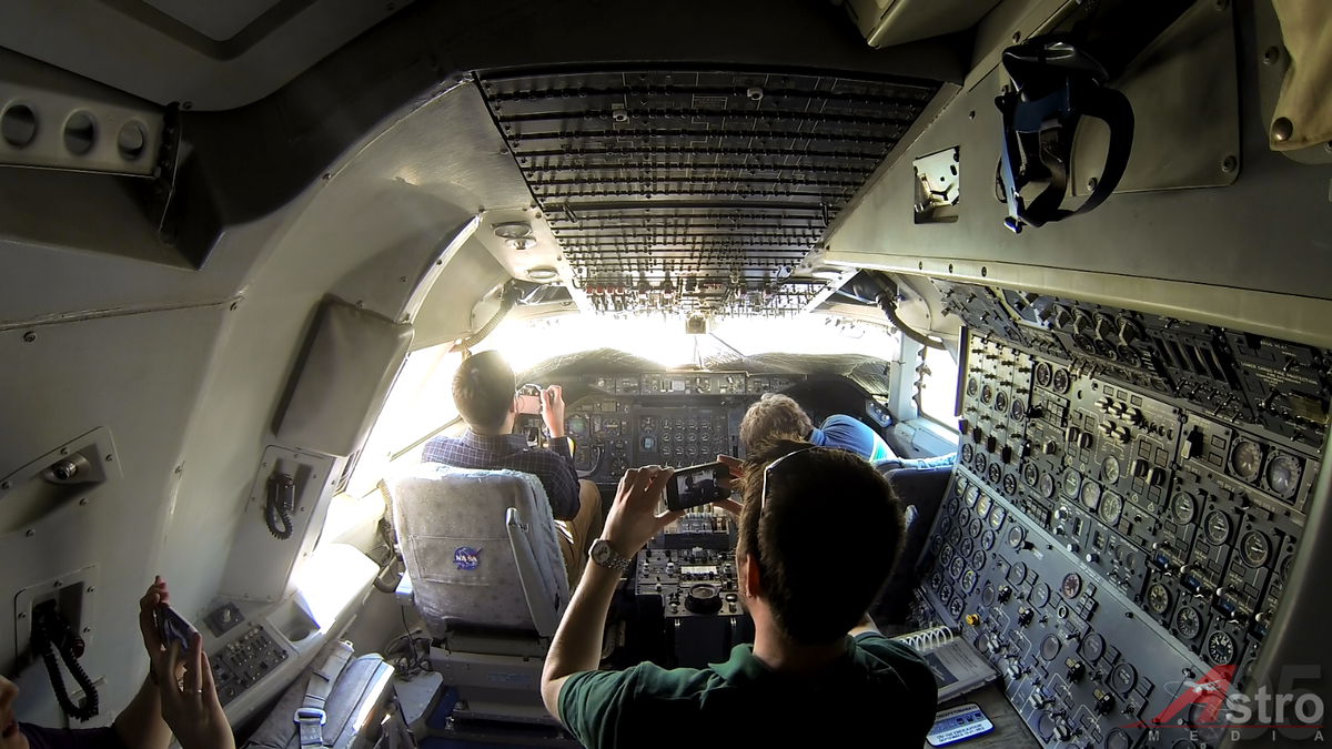 Astro95Media's tweet photo. #TBT: #SpaceTweeps poking around the flight deck of @NASA's #Shuttle747, NASA 905, on 01 February 2013. #AvGeek http://t.co/NF2QGFr558