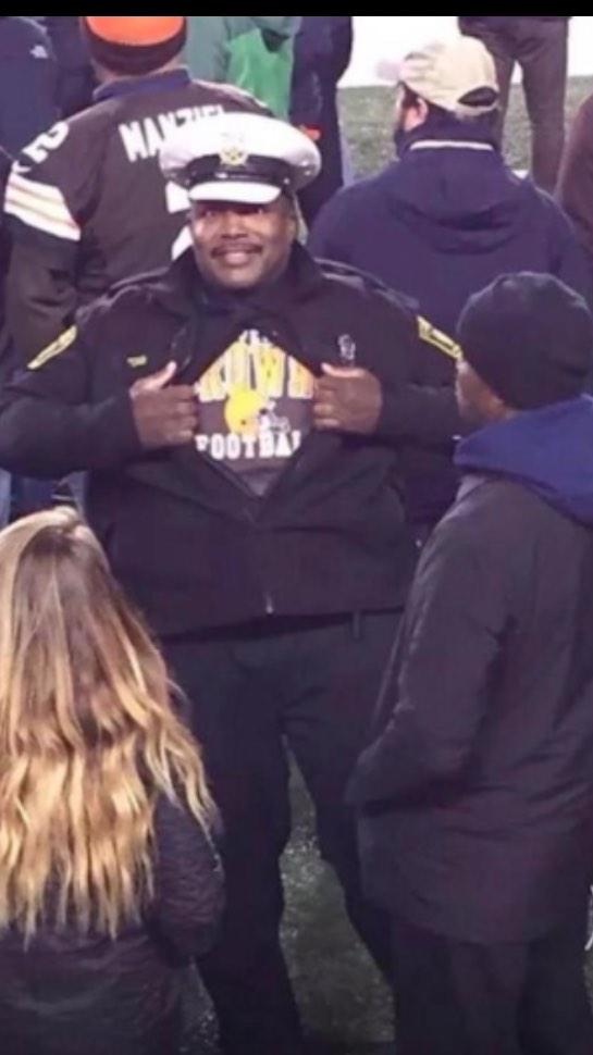 216CopBlock's tweet image. "@Cleveland_Scene: A Cincinnati police officer working the game tonight.  H/T @Believeland_216 http://t.co/UNBuoc4ZFo" #goodcop