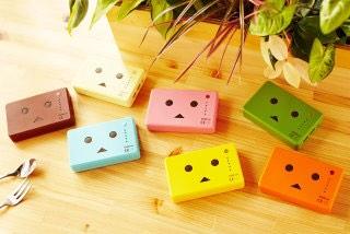 おはようございます！
みなさんモバイルバッテリーはお持ちですか？お出かけする際や緊急時にも使えるので1つ持っておくととても安心ですよ☆
今人気なのがこのダンボーのモバイルバッテリー！新色も登場してますます可愛くなっています♪