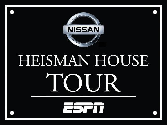 BaylorAthletics's tweet photo. Strike a pose with the @HeismanTrophy and meet BU greats at the #HeismanHouse Saturday! Opens 12pm in #TouchdownAlley http://t.co/biIHs5T8GI