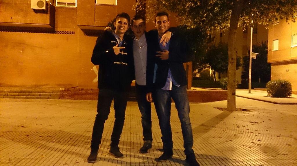 maanuel8's tweet photo. Muy buena noche la de ayer con los mejores amigos que se puede tener @LuiColumeAlonso #lolorios http://t.co/RoPd1VfXN7