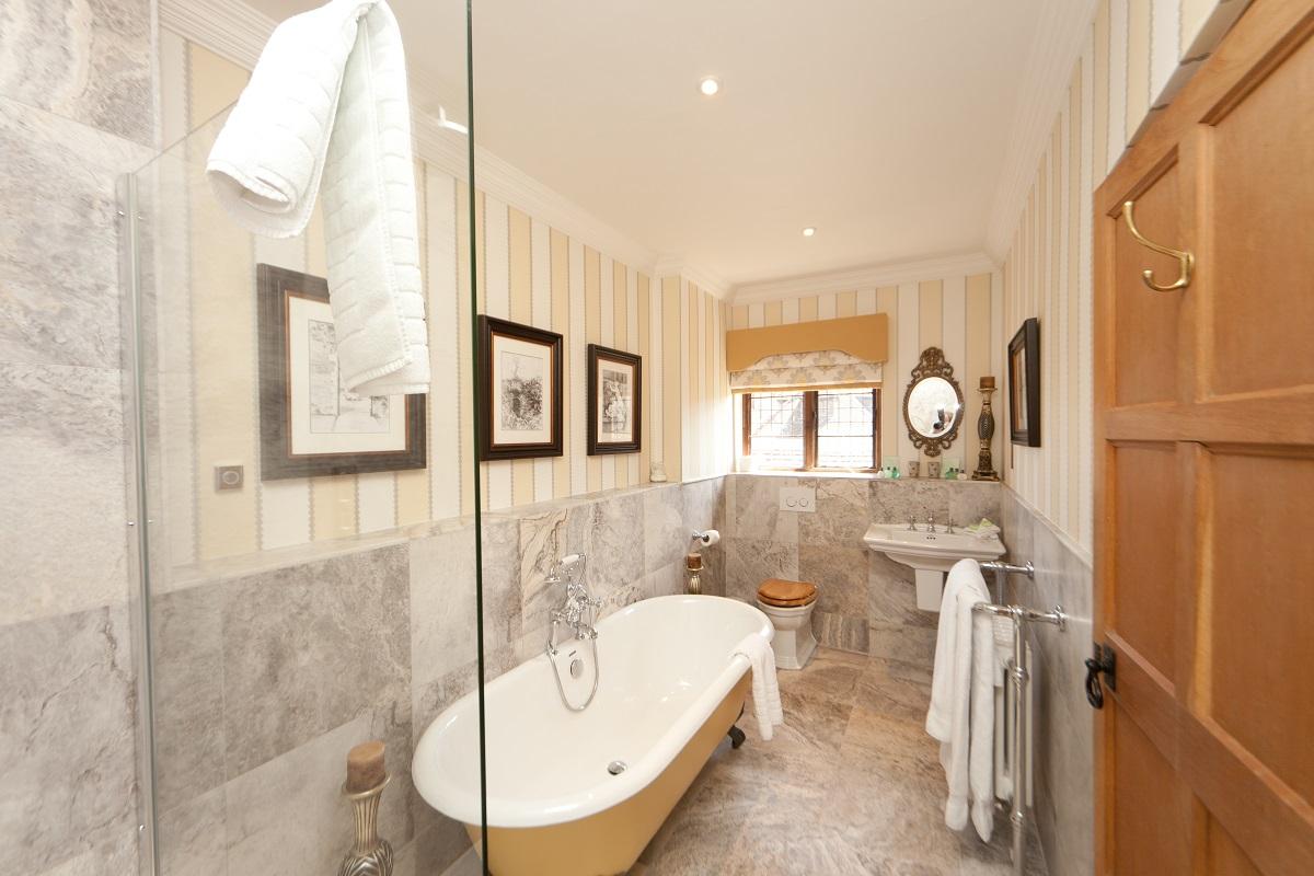 hevercastle's tweet photo. What do you think, is a roll top bath the ultimate bath? #HeverCastle #AstorWing http://t.co/wDxiAU5ioD