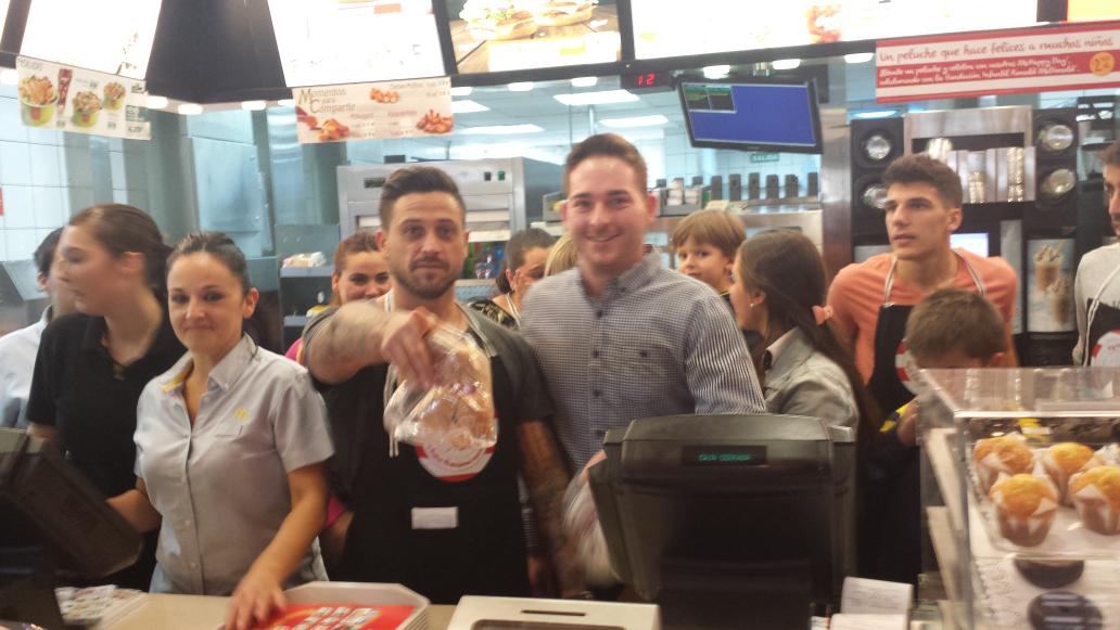 DavidAlmida's tweet photo. Todo un crack nuestro paisano @pascualprincipe colaborando en Mcdonalds por una buena causa , GRACIAS!!! http://t.co/2I6nzpjLr3