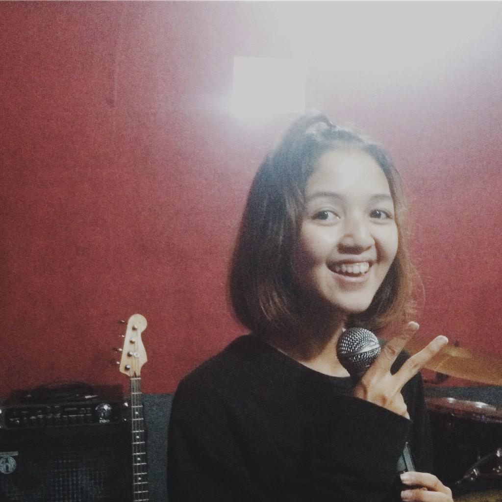 Malaaaamm, kita lagi rehearsal untuk besok di @nanotenri2014 nihhh, besok pada dateng yah!! Kita dibantu 3 teman loh