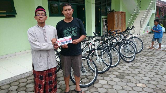 statusenglish's tweet photo. 5. Dg rincian per anak diberikan 1 sepeda senilai 900.000 beserta uang tunai 600.000 dg total 9.000.000 @SRbergerak http://t.co/3kHijUxtOK