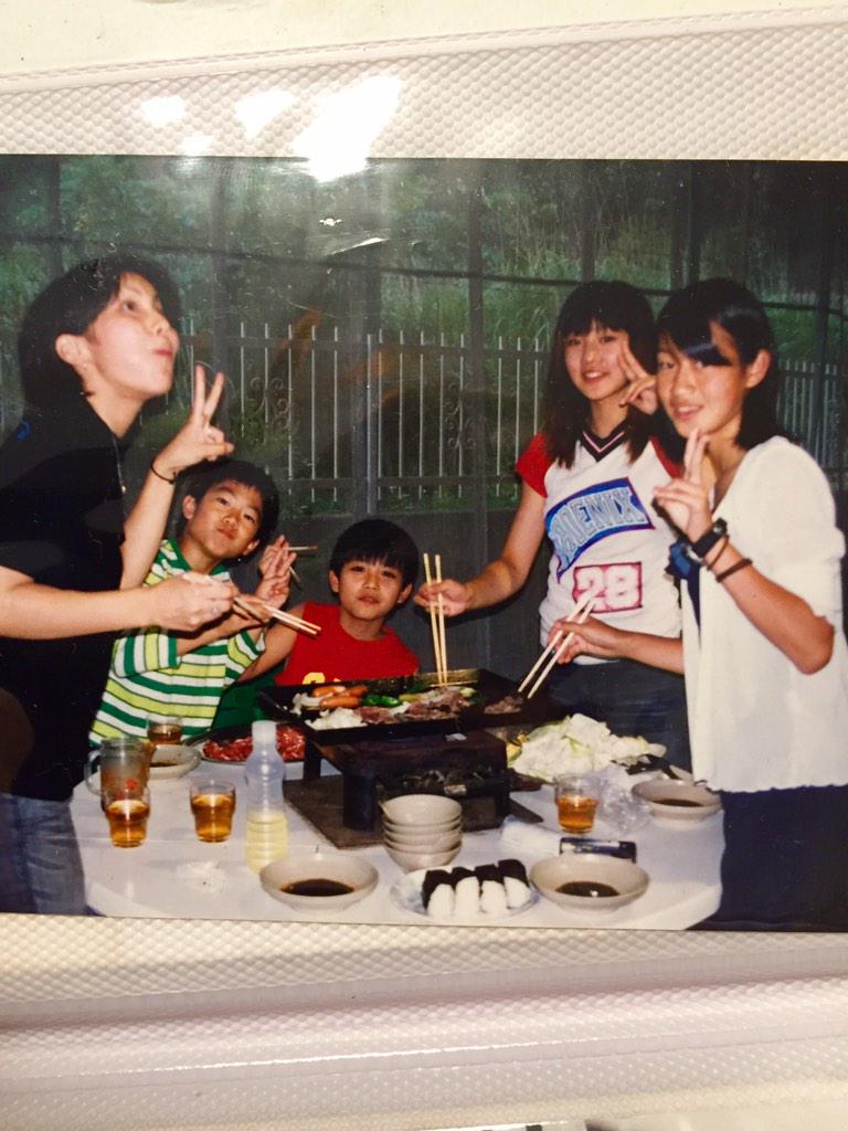 0414Tom's tweet photo. 人生1モテ期。真ん中。イケてるな〜。悔しい。 http://t.co/SUxs3xQfqm