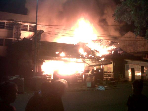 infobandung's tweet photo. RT @Rescue_Damkar: Kebakaran tempat Photocopy Jl. Sederhana dpn Fakultas Kedokteran UNPAD http://t.co/O67RQHOY7f