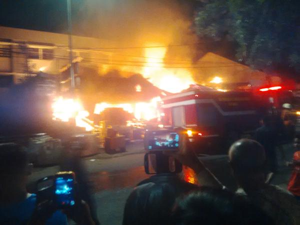 infobandung's tweet photo. RT @Rescue_Damkar: Kebakaran tempat Photocopy Jl. Sederhana dpn Fakultas Kedokteran UNPAD http://t.co/O67RQHOY7f