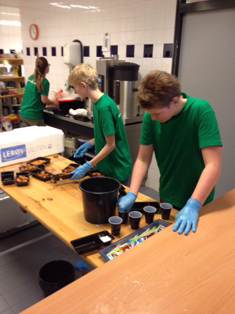 We hebben Een fantastische kantine verkoop gehad! We hebben kibbeling verkocht en wat een succes!