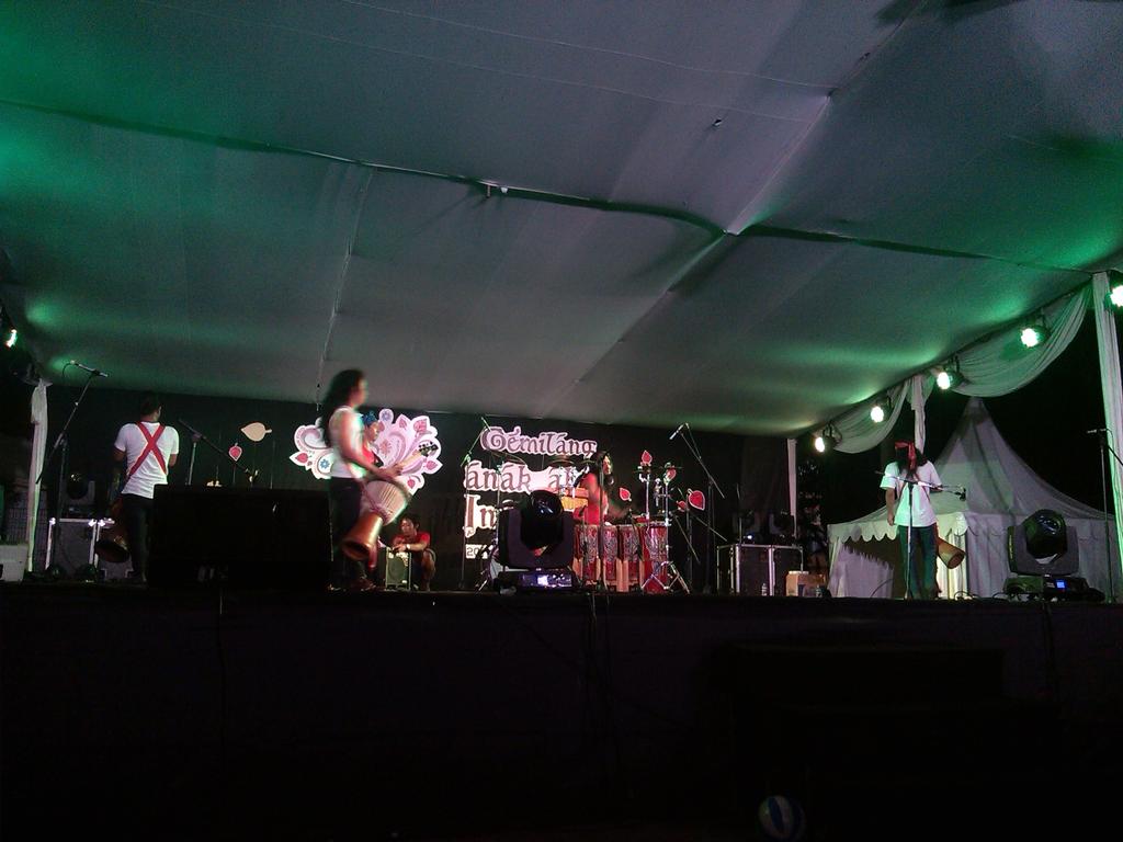 SanggarAnakAkar's tweet photo. Penampilan Djagong Percussion di #FestivalPerkusi @KaunangBS @KatePercussion @virgosetiawan @dede_pancayana http://t.co/23wEldrJKR