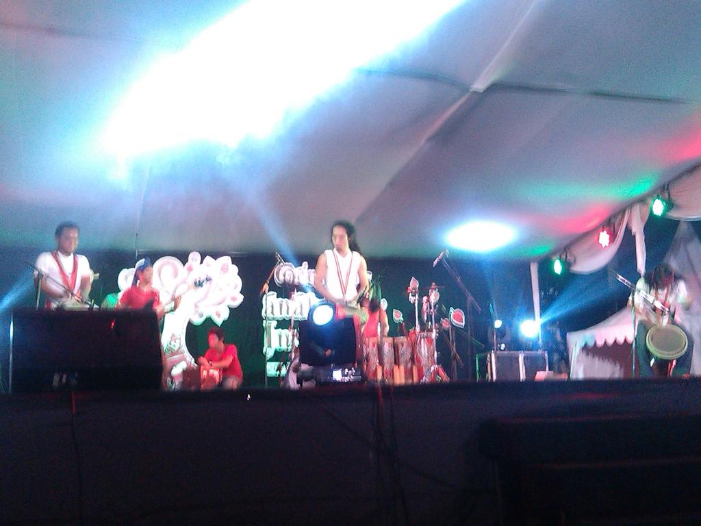 SanggarAnakAkar's tweet photo. Penampilan Djagong Percussion di #FestivalPerkusi @KaunangBS @KatePercussion @virgosetiawan @dede_pancayana http://t.co/23wEldrJKR
