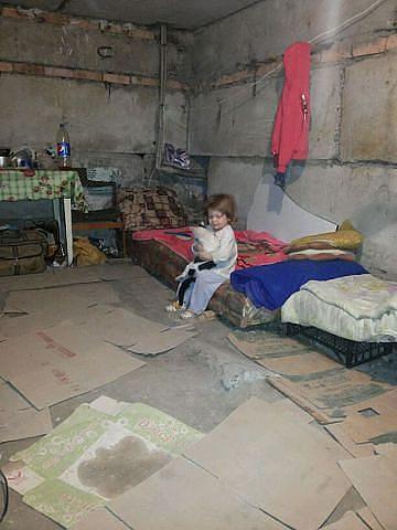 в подвале фильм 2021. девочка в заброшенном доме. девочки жили в подвале. джорджио бьянки фотограф. красивая девушка в подвале.