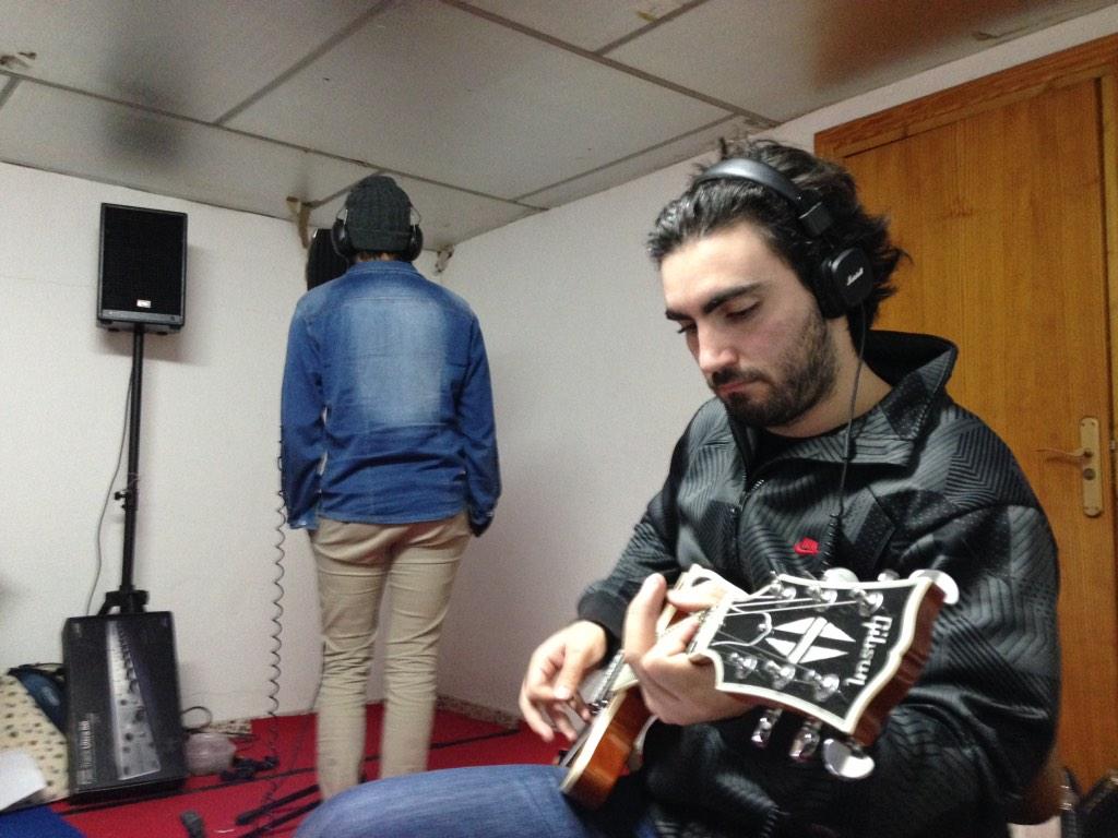 oliviarockband's tweet photo. Grabación de borradores, Salva castigado cara a la pared... http://t.co/BXtUaNP2j9