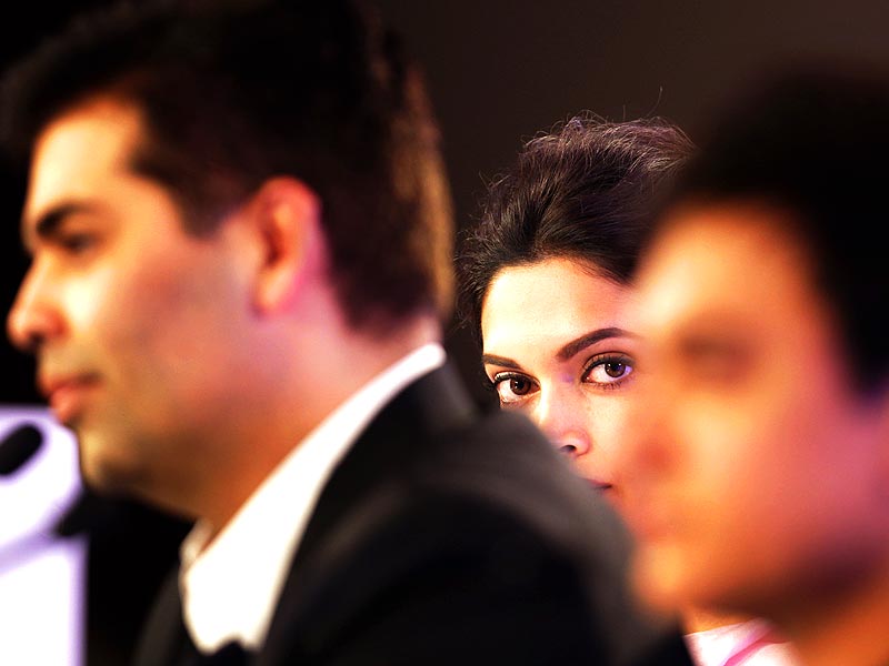 htshowbiz's tweet photo. IN PICS: @deepikapadukone @aamir_khan @karanjohar #HTSummit | Productive use of time, we swear http://t.co/QUGeSuK9FO http://t.co/7QpSMtTszo