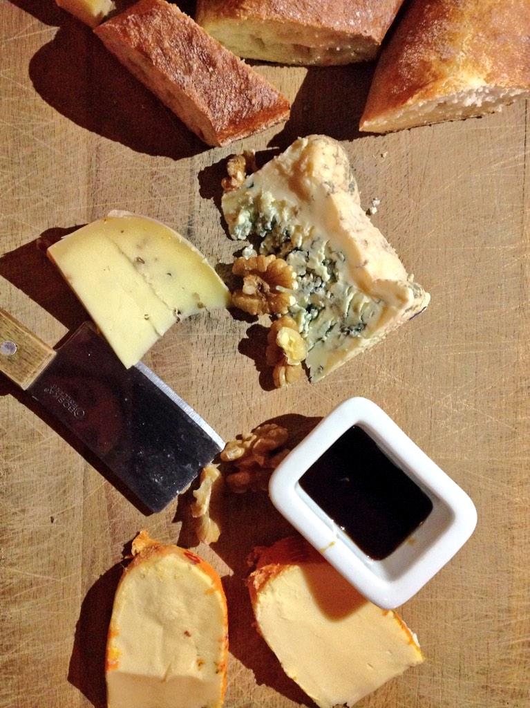 We hebben verschillende kazen met een fijne dessertwijn voor na het eten. Of gewoon lekker bij de borrel.