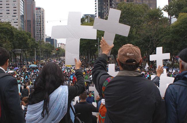 Pajaropolitico's tweet photo. Padres de normalistas de #Ayotzinapa, estudiantes y ciuddanos marcharon ayer #20NovMx en DF http://t.co/UDT5cYiWy6 http://t.co/z69YBcgYKP