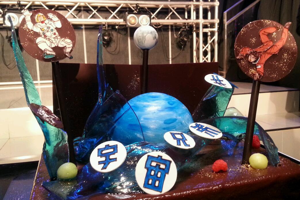 ひらたプロダクションジャパン 平田広明 宇宙兄弟 0 の打ち上げパーティがありました 地球を眼下に眺めながら 六太と日々人が宇宙遊泳している素敵なケーキ Http T Co Etnlcu3tfd