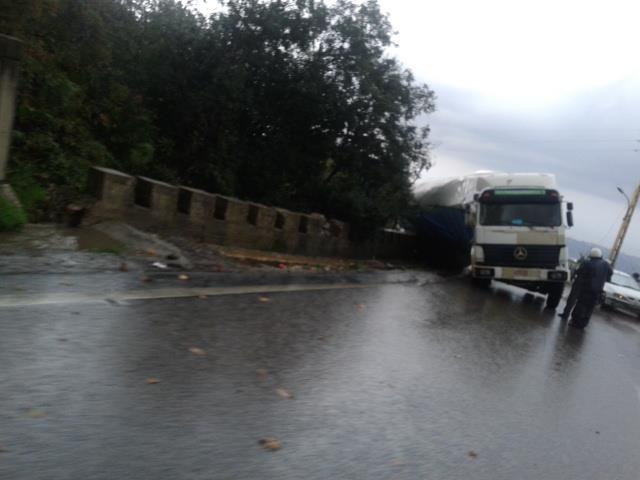 LBCI_News_EN's tweet photo. Semi-truck slips on the Araya-Dahr Baydar rd. due to heavy rainfall. Photo Credits: Fawzi Sarkis #Lebanon #RdSafety http://t.co/N3aSN9lm62