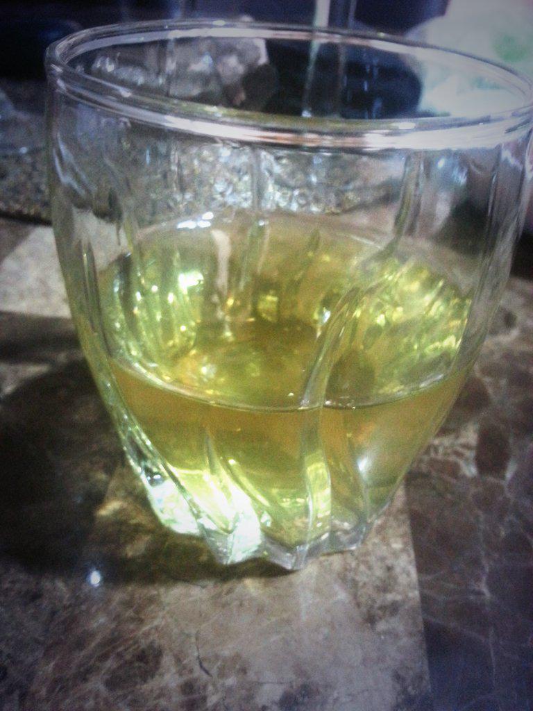 Lizzy_0330's tweet image. Típico que la señora me haga té para la tos que parece orines!! 😂😂 #TéDeCenizo #WhateverThatIs