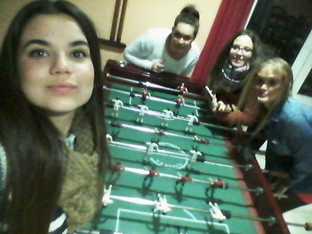NatiiiMena's tweet photo. Partidita de futbolín con mis niñas @Jud_17 @Marta_Mem_Ru @Mireia_1221 http://t.co/xwsbRKquG2