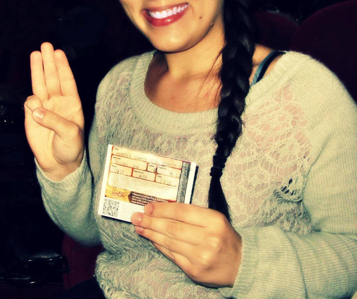 Sara_21_07's tweet photo. #MockingjayPart1 #HungerGamesExplorer @TheHungerGames @panempropaganda proud to be a #Tribute http://t.co/la6Jr9RgpG
