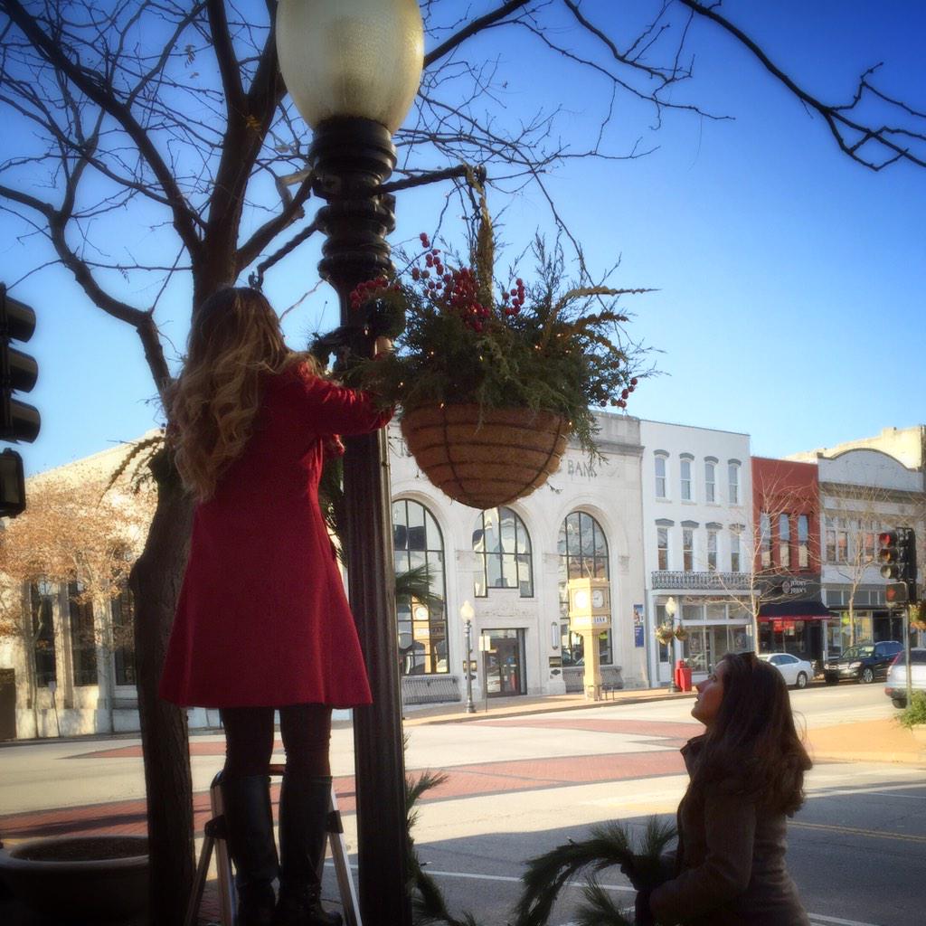 Adding some holiday cheer to Downtown #JCMO on this chilly morning. Thanks to all of our volunteers!