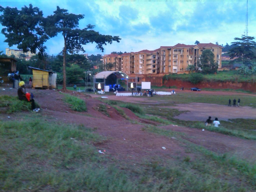 MirrorsUG's tweet photo. “@samagona: From my "Hill of Mayhem", this is what #Mirrors2014 looks like... http://t.co/wTBkkbTYjc” @beewol @DannyT_UG @rosettenatie