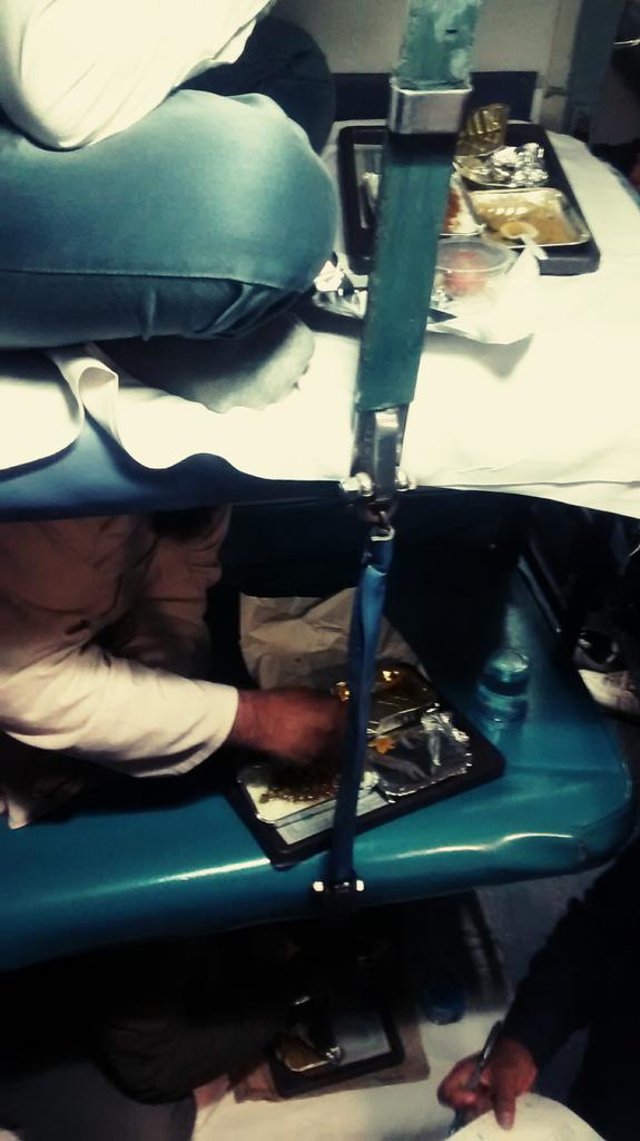 tournico's tweet photo. Train de nuit pour Varanasi. http://t.co/9pHYYG0fSy