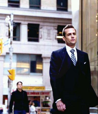 Harveyholics's tweet photo. #HarveySpecter rocking a 3pc suit like no one else can!
#Suits #SpecterStyle #SuitsStyle #SuitsAndTie http://t.co/OG2FjvmslI