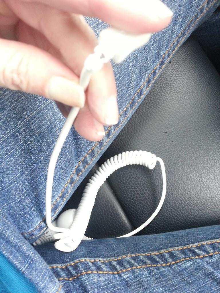 melissasworkout's tweet photo. Do you see this charger #enercell ??? do you think you can make one that doesn't FALL APART when its only a month old http://t.co/mdLqlGSmlP