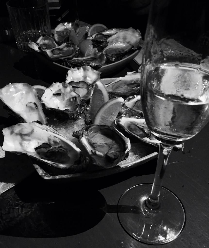 Eli_Firenze's tweet photo. @AlleCaroni @valentinociarla @panci_fabio @WineMktg @robcastrichella @TuscaNative @fabiociarla ostriche e champagne 😉 http://t.co/V1cqlFyHse
