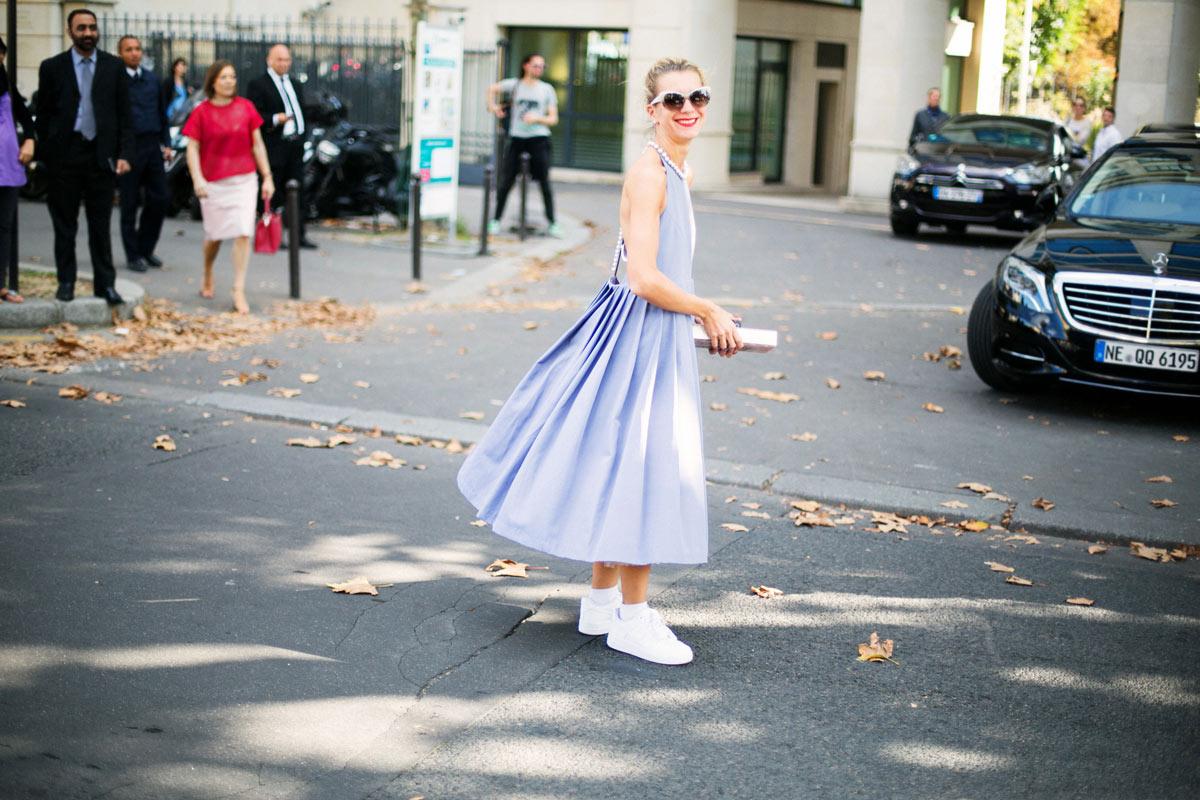 VogueSpain's tweet photo. Las #deportivas vuelven esta temporada en su versión más sencilla: blanco absoluto http://t.co/9vUjUuIfzk http://t.co/0xHGNX3t84