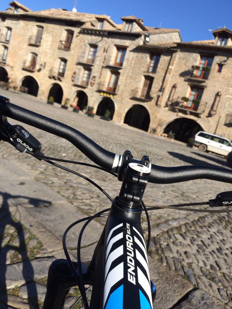 Murikiride's tweet photo. Día completo y aprovechado con @albertolessmann @Specialized_ESP en la @zonazerobtt #SonrisaDeViernes http://t.co/Whu2zCF60C
