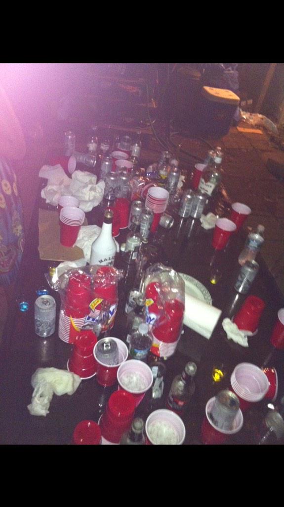 iiTsMauricee's tweet photo. #degenerates #myfirsthouseparty #wewere16 http://t.co/wlTcXUcFkn